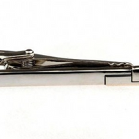 silver mens tie clip with square detail on the end